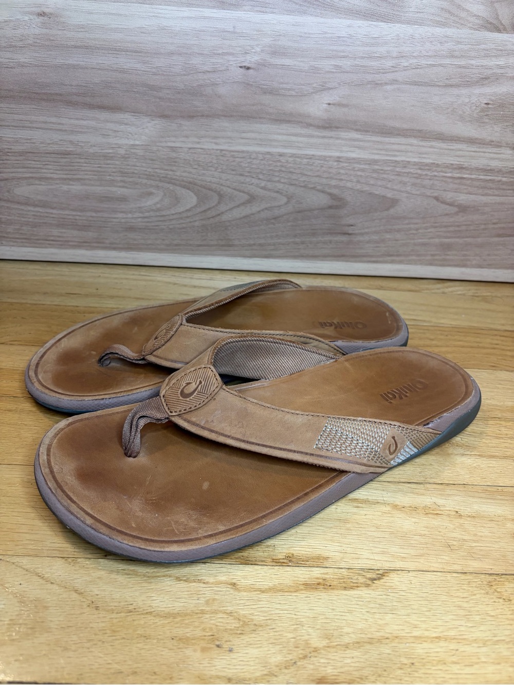 OluKai Tuahine Men's Brown Leather Flip-Flops - Size 10